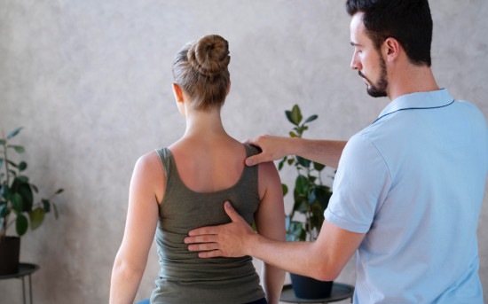 Можно ли исправить осанку во взрослом возрасте и стоит ли это делать