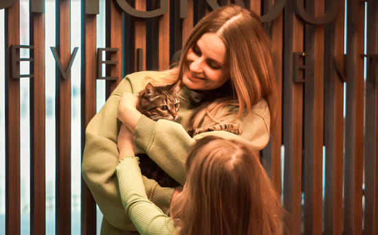 Кот с квартирой обрел хозяина: Бася нашла семью, с которой разделит жилье