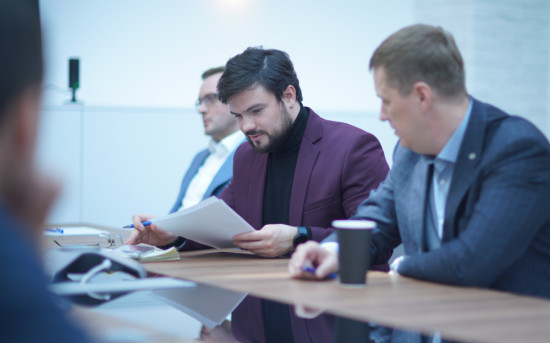 Фотография с деловых переговоров, подписание документов