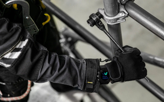 «Фасадные Решения» внедрили на стройплощадке «умные часы»