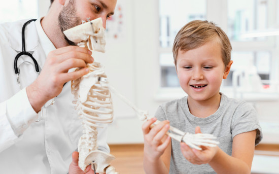 Сколиоз у детей: как вовремя распознать первые признаки