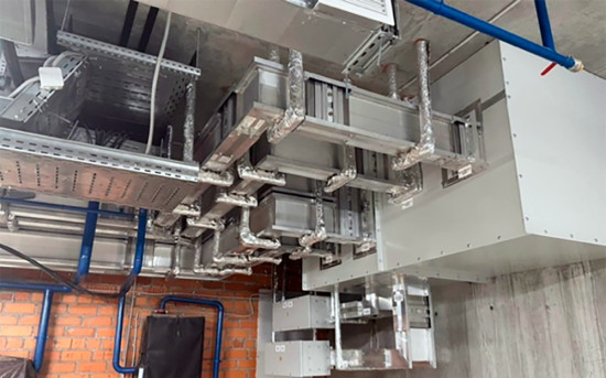 Конструкция шинопроводной системы с дополнительным решением - компенсационной системой сезонной деформации швов здания