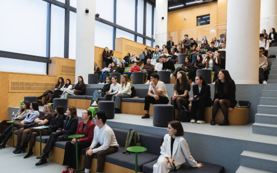 студенты на занятии, аудитория