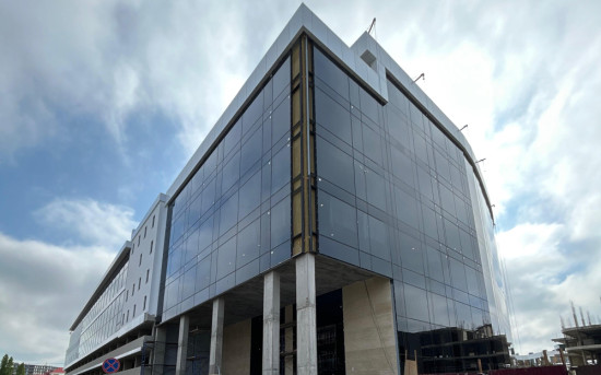 Практичное решение по усилению стойки строящегося витража