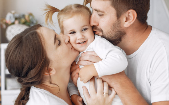 Молодые родители с ребёнком