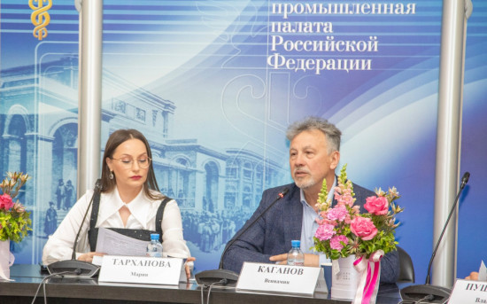 Заместитель председателя комиссии по развитию креативной экономики Мария Тарханова и заместитель председателя Совета по финансово-промышленной и инвестиционной политике ТПП РФ Вениамин Каганов