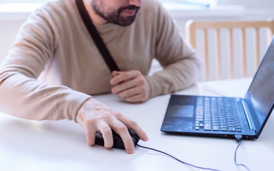 Человек после инсульта работает за ноутбуком