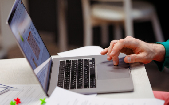 Почему онлайн-тренинг — это не «офлайн через Zoom»: иллюзии и ошибки