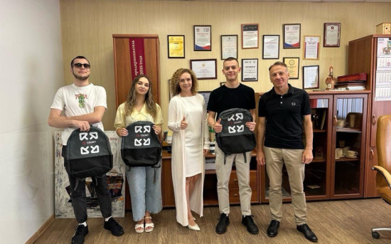 Ребята с подарками от "СиСорт".