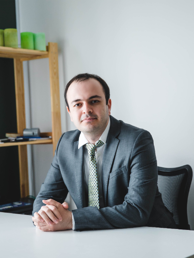 На фото Анастас Оганов