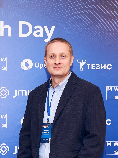 На фото Владимир Саксонов