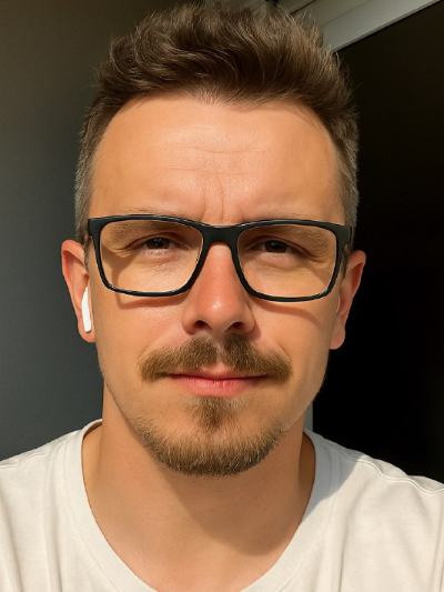 На фото Евгений Сайкин