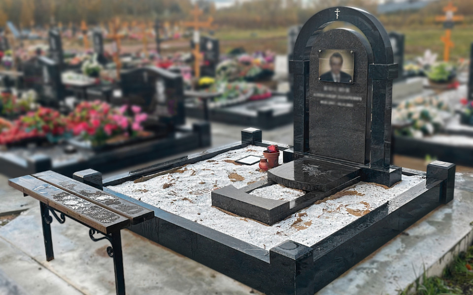 Мемориальный комплекс из габбро-диабаза для директора завода