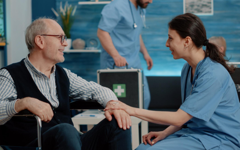 Почему диагностика у постели пациента становится новой нормой для пожилых