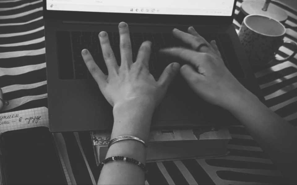 Психолог печатает на клавиатуре ноутбука