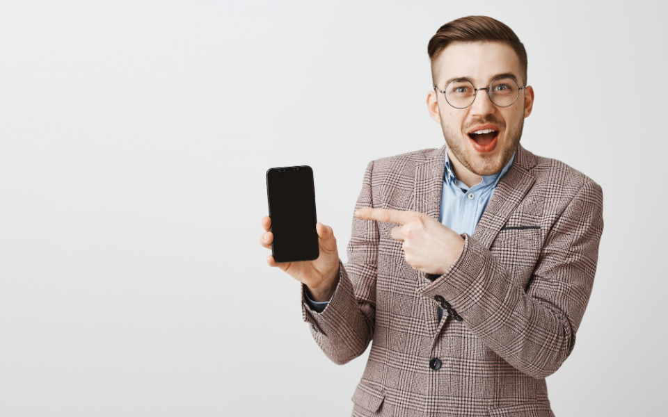 Счастливый сотрудник со смартфоном