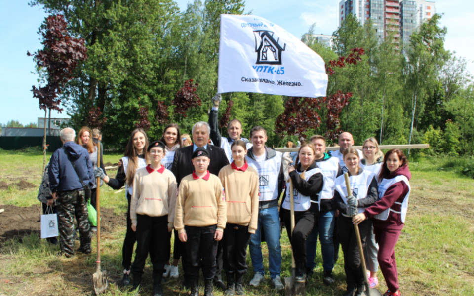 Сотрудники УПТК-65 и Черевко В.Г. после посадки деревьев