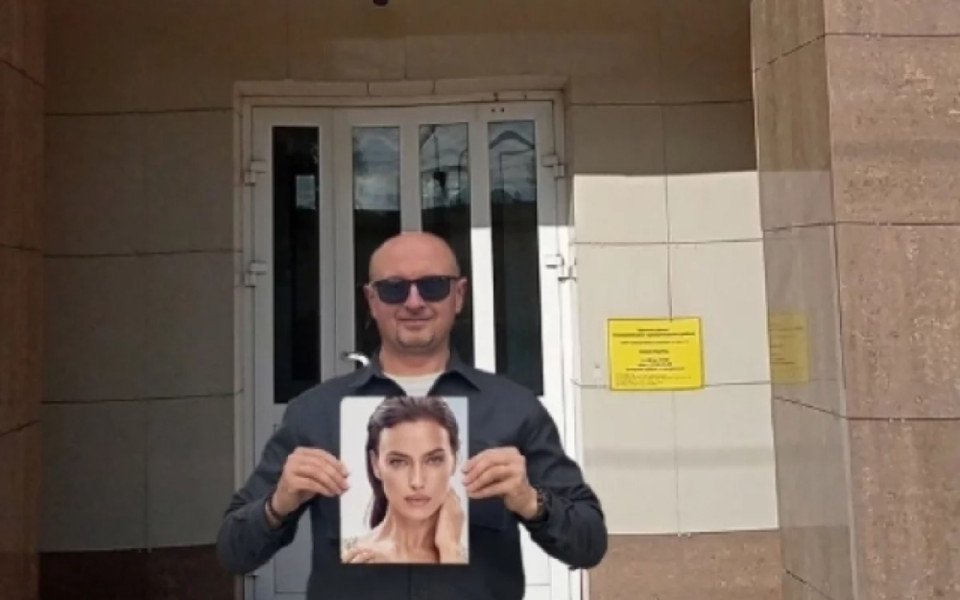 Роман Масленников с портретом Ирины Шейк — инициатива о присвоении звания почётного гражданина Еманжелинска