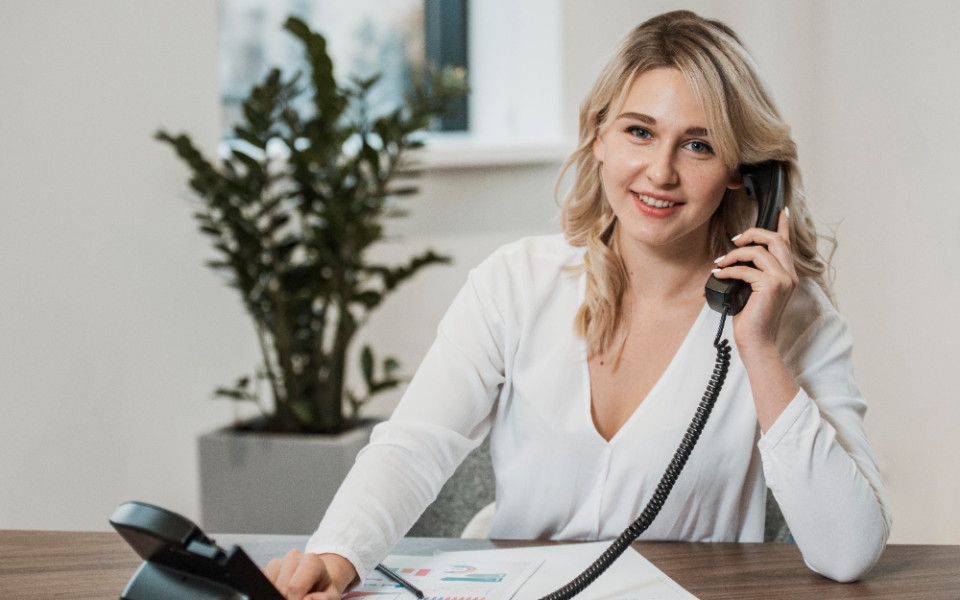 Как справляться с возражениями и отказами по телефону: техники убеждения