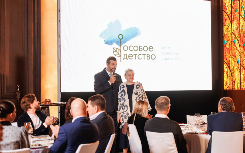 Ведущий Иван Ургант и председатель правления ЦЛП Анна Битова