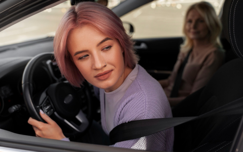Девушка за рулем автомобиля