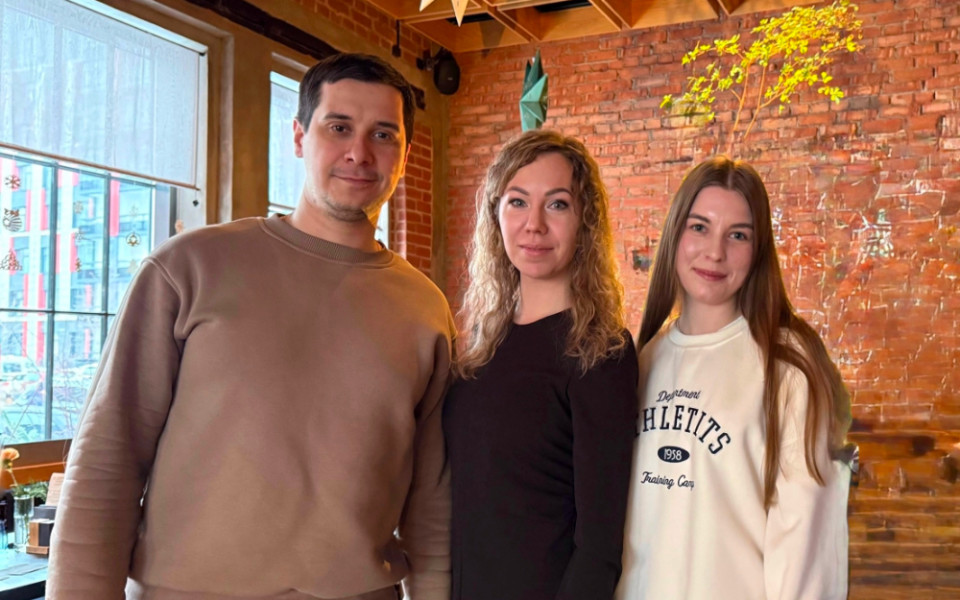 Артем и Анастасия Белянины с руководителем сервиса Digital Concierge Анастасией Павловой