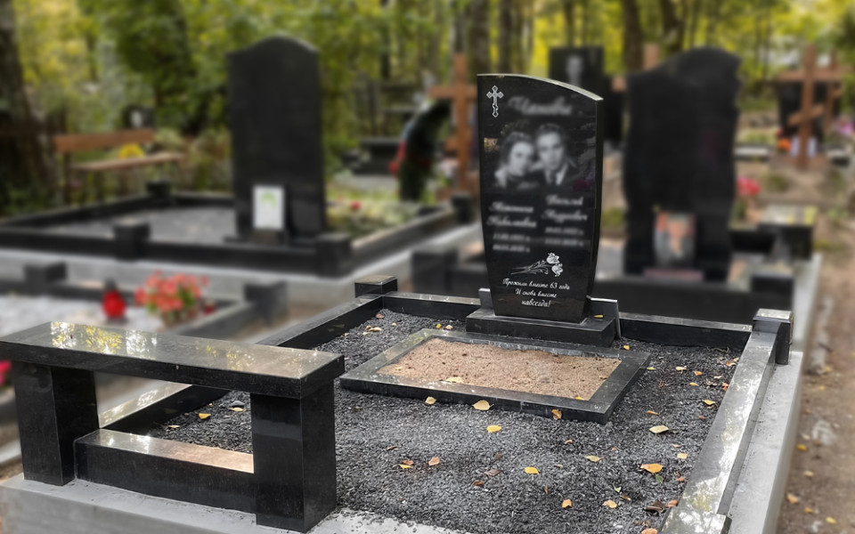 Семейный памятник с двойным портретом для супругов с 55-летним стажем