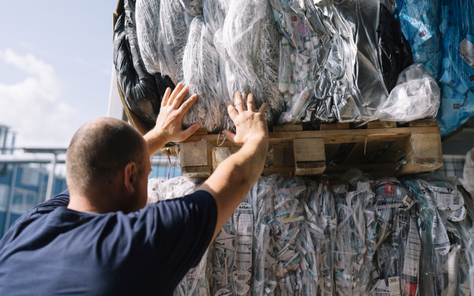 Упаковка производственных отходов на фабрике Organic Pharmaceuticals