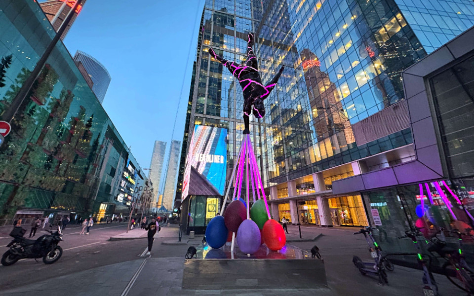 Арт-объект Василия Клюкина "Почему люди не летают", МФК "Город столиц"