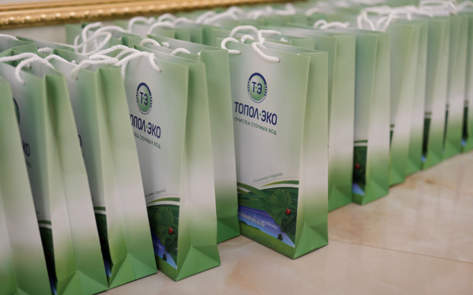 На фото: подарочные брендированные пакеты