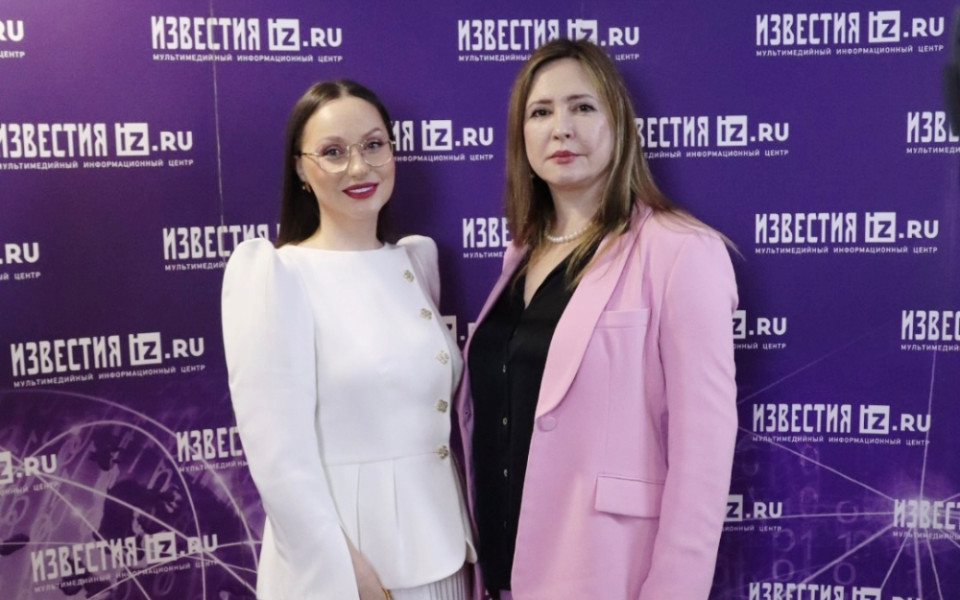 Председатель Союза пиарщиков России Мария Тарханова и руководитель компании Re Derma Lab Анна Феоктистова на пресс-конференции в Известиях