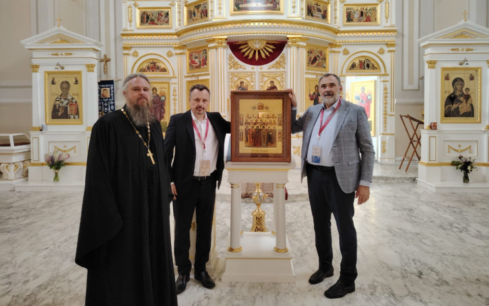 Даниил Василевский, Андрей Илиопуло и Андрей Гусаров с иконой святых покровителей предпринимателей в церкви Смоленской иконы Божией Матери