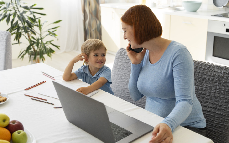Работа для мам в декрете: как построить карьеру в удаленной профессии