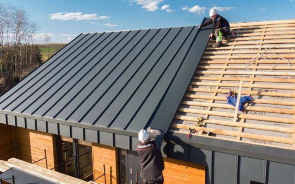 Укладка кровли строительными материалами