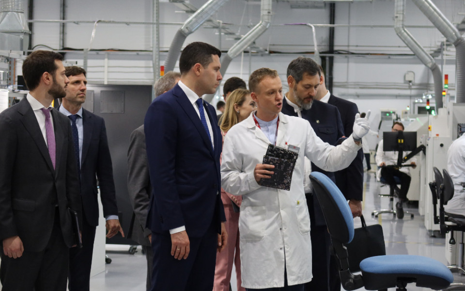 Антон Алиханов посетил завод ICL Техно