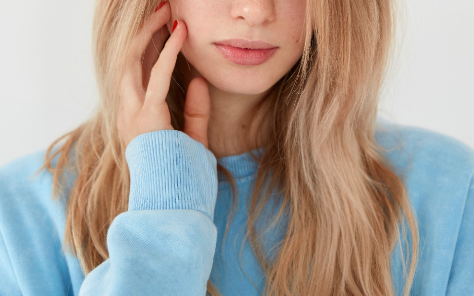 Щелчки в челюсти и боль в шее: как связаны эти два симптома