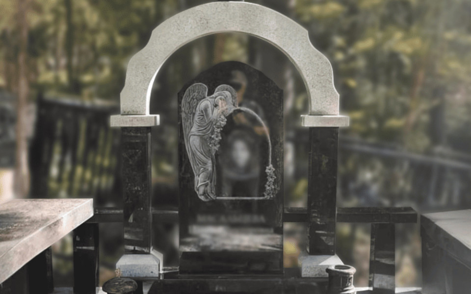 Арочный памятник с ангелом: 680 кг камня и инженерия для лесного участка