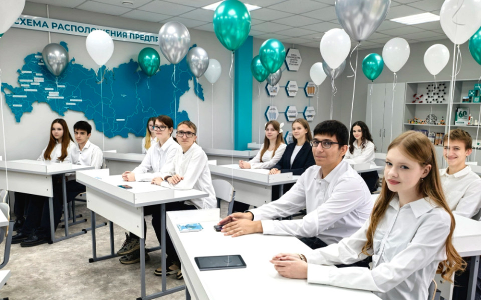 ЦЕМРОС подарил будущим химикам Ачинска новый профильный класс