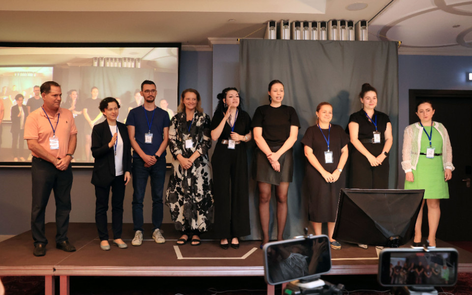 Смешанные коллективы: как строится коммуникация между глухими и слышащими