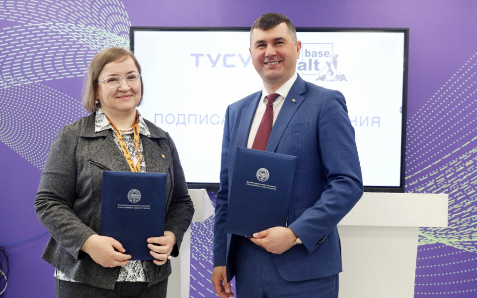 НА фото: руководитель направления по работе с образовательными организациями «Базальт СПО» Татьяна Губина и ректор ТУСУРа Виктор Рулевский.