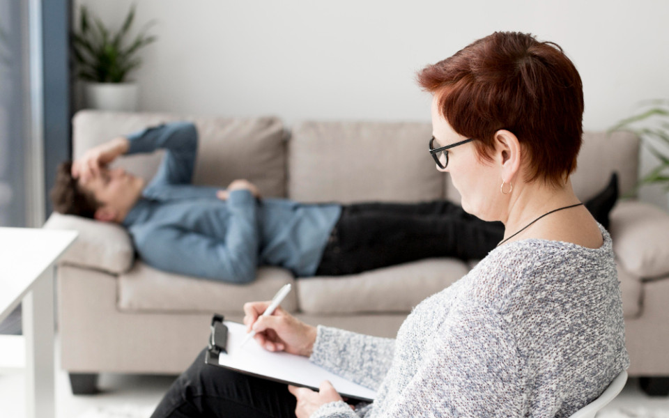 МАСО выпустила практический курс «Нейросети для психолога»