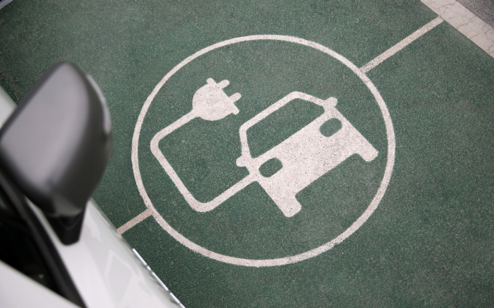 Больше половины россиян не знают о льготах для владельцев электромобилей