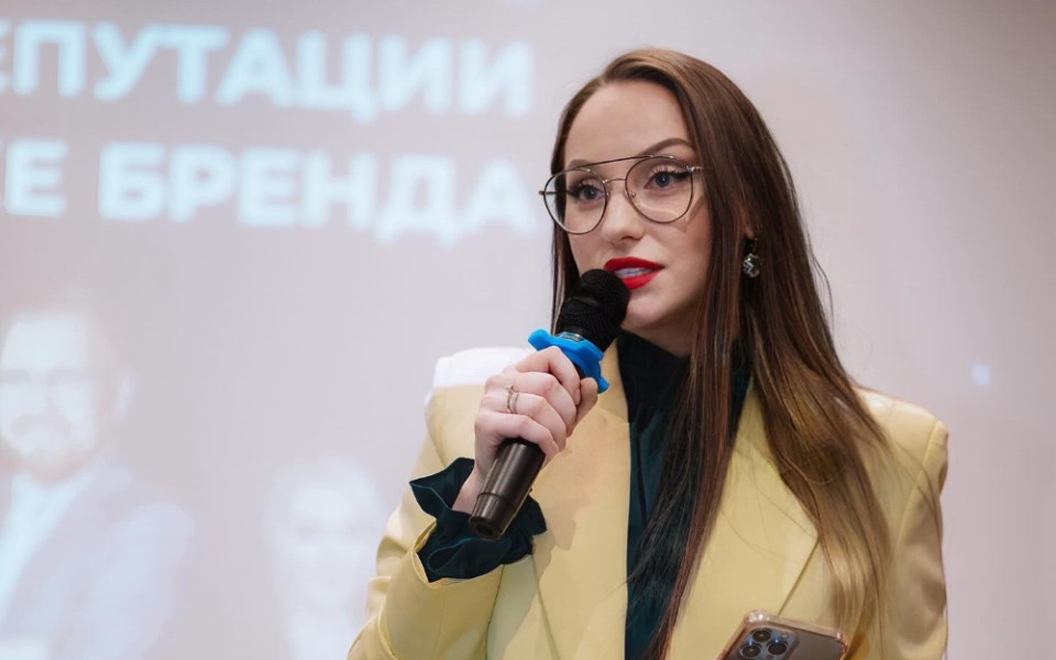 Мария Тарханова на своём выступлении в Radisson презентует проект ГУДВИЛЛ-КОЭФФИЦИЕНТ от Союза пиарщиков России