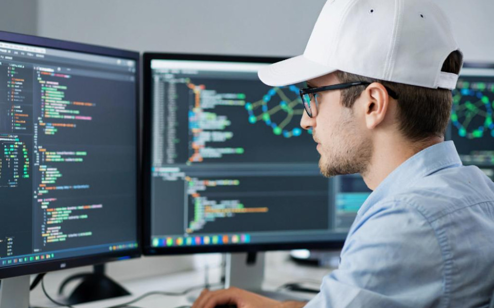 Для защиты инфраструктуры компания использует многоуровневую защиту от DDoS-атак, мощные сетевые узлы в Москве и Санкт-Петербурге, интеллектуальные системы для «очистки» вредоносного трафика.