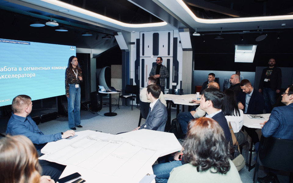 Исполнительный директор CodeInside, Варвара Попова, на закрытом стратегическом мероприятии, посвящённом внедрению ИИ-решений и перспективам партнёрского взаимодействия.