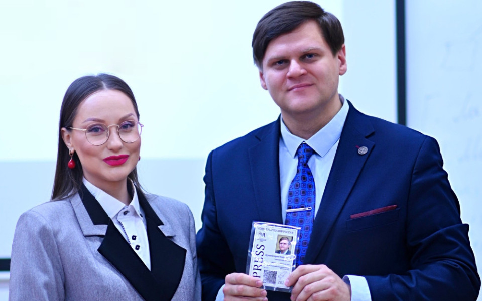 Представитель Союза пиарщиков России Мария Тарханова вручает удостоверение заведующему кафедры пиара МЭИ Сергею Курилову